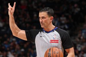 尼克斯2-1马刺~总决赛G4裁判组：主裁扎巴 詹威在列 回放中心马戴