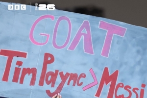 球迷举牌支持新西兰网红球员佩恩：GOAT，佩恩>梅西