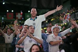 独立报：为了体验家乡玩不到的玩意，英格兰球迷涌入达拉斯射击场