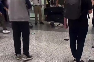 U17国少回国接机现场，一球迷高喊“浮嶋敏下课”集锦